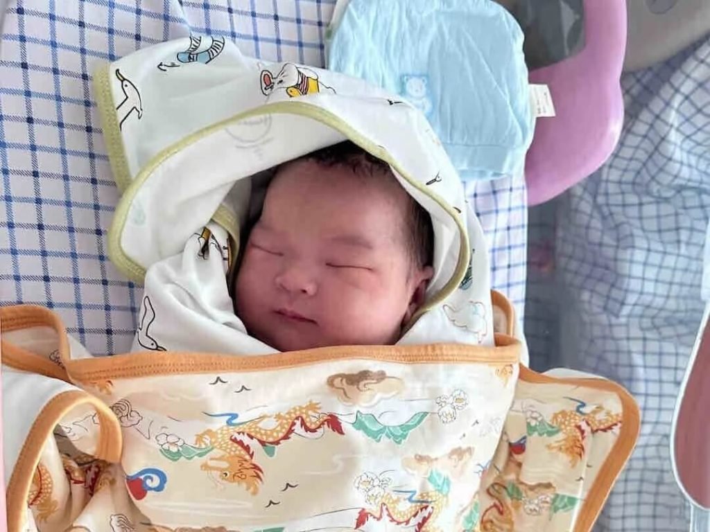 剖腹看日子出生嬰兒